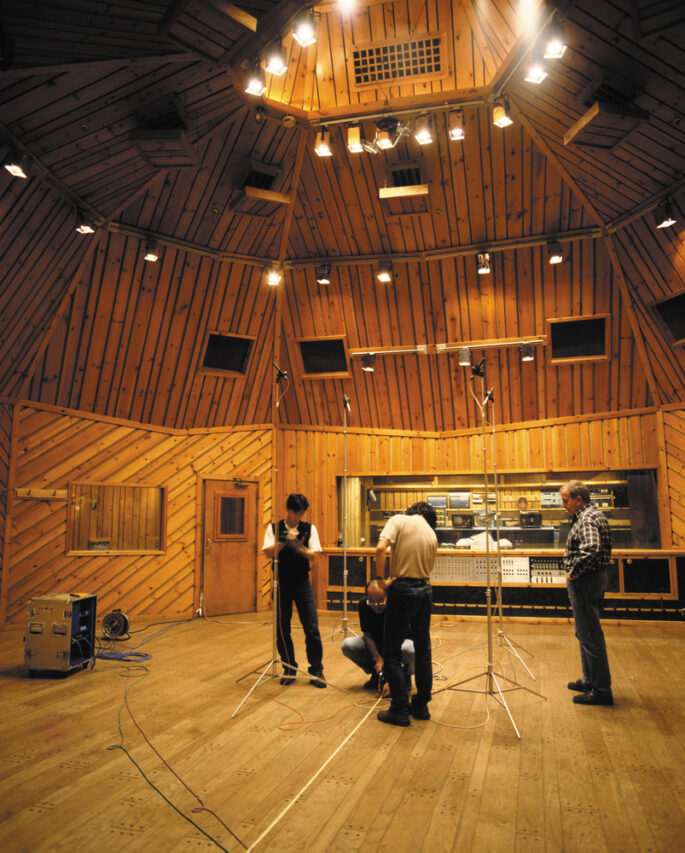 The Reverberation Reception Reverberation in Churches โ Acoustic Fields